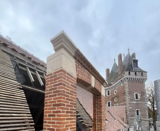 Restitution d’une lucarne sur un site vieux de plus de 500 ans 